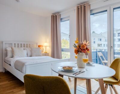 Modern Studio with Balcony & Elevator – Quiet Courtyard Oasis in Central Berlin